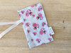 zakje met rosaline print en witte lintjes