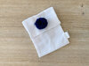 zakje wit met marine blauwe ponpon