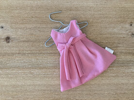 donker roze lange strik kleedje in stof