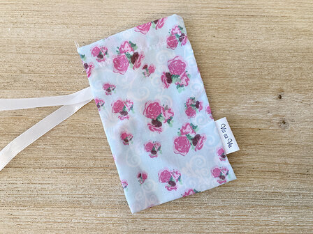 zakje met rosaline print en witte lintjes