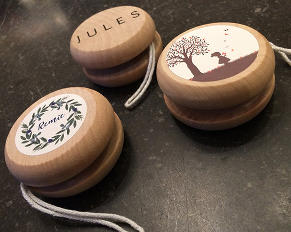 houten jojo met sticker of kleefnaam