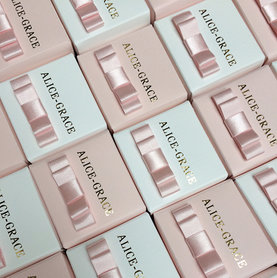 Vierkant dekseldoosje incl spiegelgoud kleefnaam en strik - conqueror wit of roze