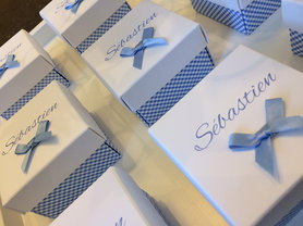 Vierkante dekseldoos vichy en kleefstrik - lichtblauw bedrukt