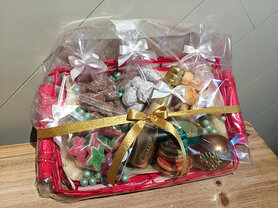 Gevulde rode geschenkmand 1