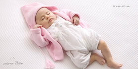 Shortie meisje in witte broderie