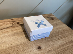 Vierkante dekseldoos streep en kleefstrik - lichtblauw bedrukt