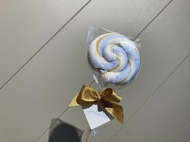 Artisanale swirllolly - lichtblauw wit fijn goud