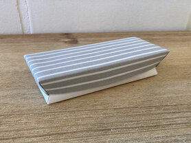 Rechthoekig doosje met deksel in stof - grijs fijn wit lijn