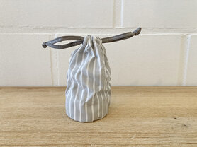 Knapzakje in stof - grijs fijn wit lijn