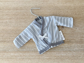 Hemdje met strikje in stof - grijs fijn wit lijn