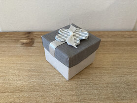 Kubus met deksel en bloem - vichy grijs