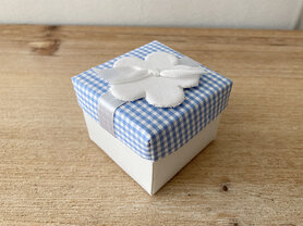 Kubus met vichy blauw deksel en bloem - wit