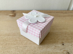 Kubus met vichy roze deksel en bloem - wit