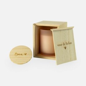 Houten kistje met luxe geurkaars Oma - frosted blush