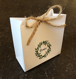 Laag doosje met flora blauw bedrukt - wit 